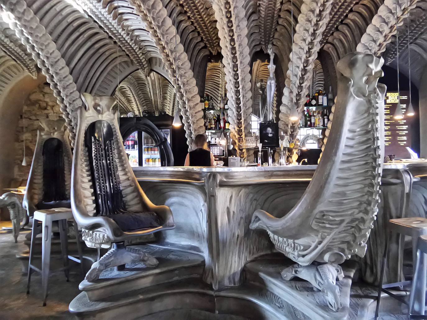 Museo de Alien / Museum HR Giger (Gruyères, Suiza) | Sus galerías contienen todos los trabajos del artista: dibujos, esculturas, muebles, y por supuesto, los diseños que le dieron fama mundial gracias a la atención que le despertó a Ridley Scott un libro de Giger, 'Necronomicon', cuando buscaba al «monstruo perfecto» para su siguiente film. En el museo también pueden verse los trabajos que el suizo hizo para otras películas como 'Poltergeist II' o 'Species'.