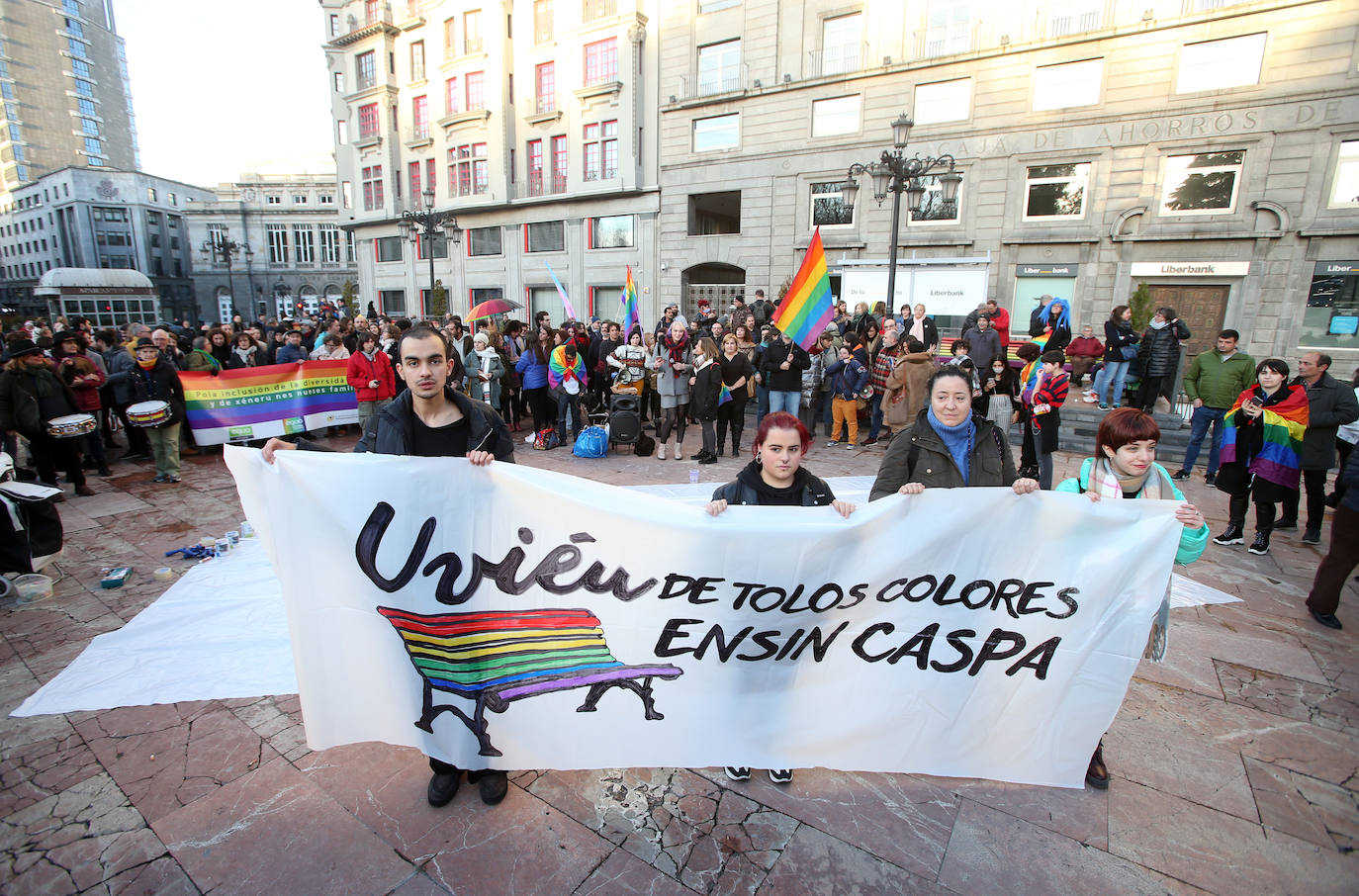 Bujarra, Disex, Kaleide y Xega movilizan a trescientas personas en la plaza de La Escandalera de la capital asturiana. 