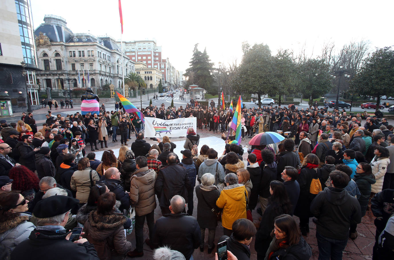 Bujarra, Disex, Kaleide y Xega movilizan a trescientas personas en la plaza de La Escandalera de la capital asturiana. 