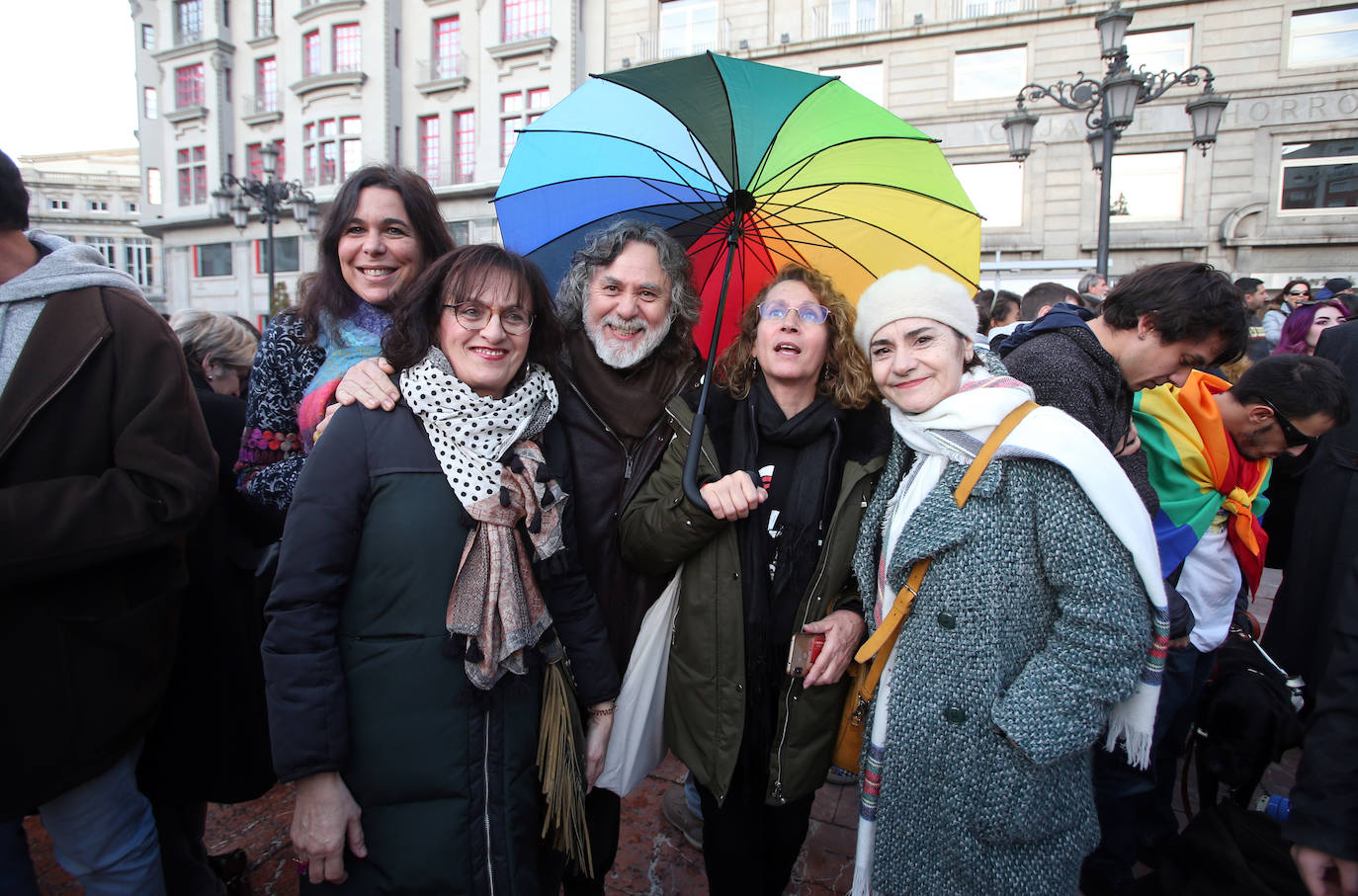 Bujarra, Disex, Kaleide y Xega movilizan a trescientas personas en la plaza de La Escandalera de la capital asturiana. 