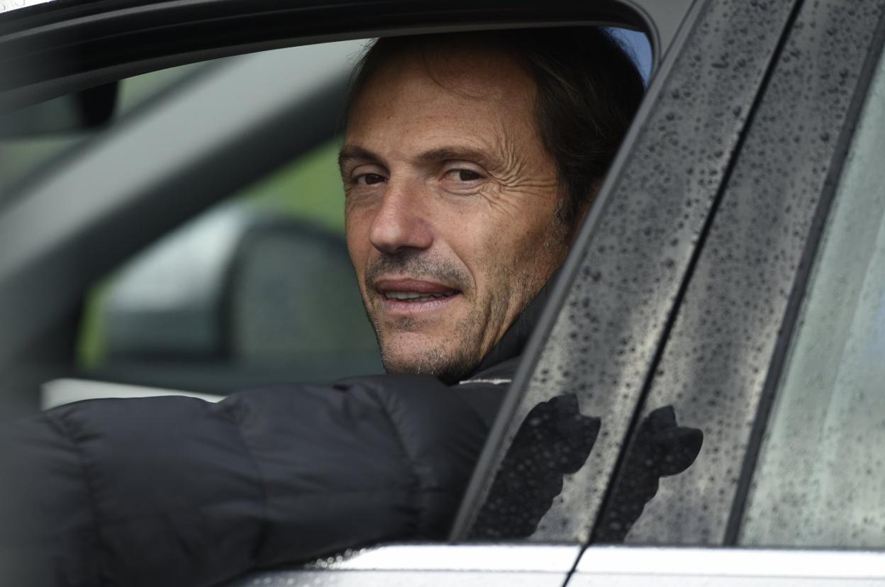Francesc Arnau, director deportivo azul, se dispone a salir de las instalaciones de El Requexón en su vehículo.