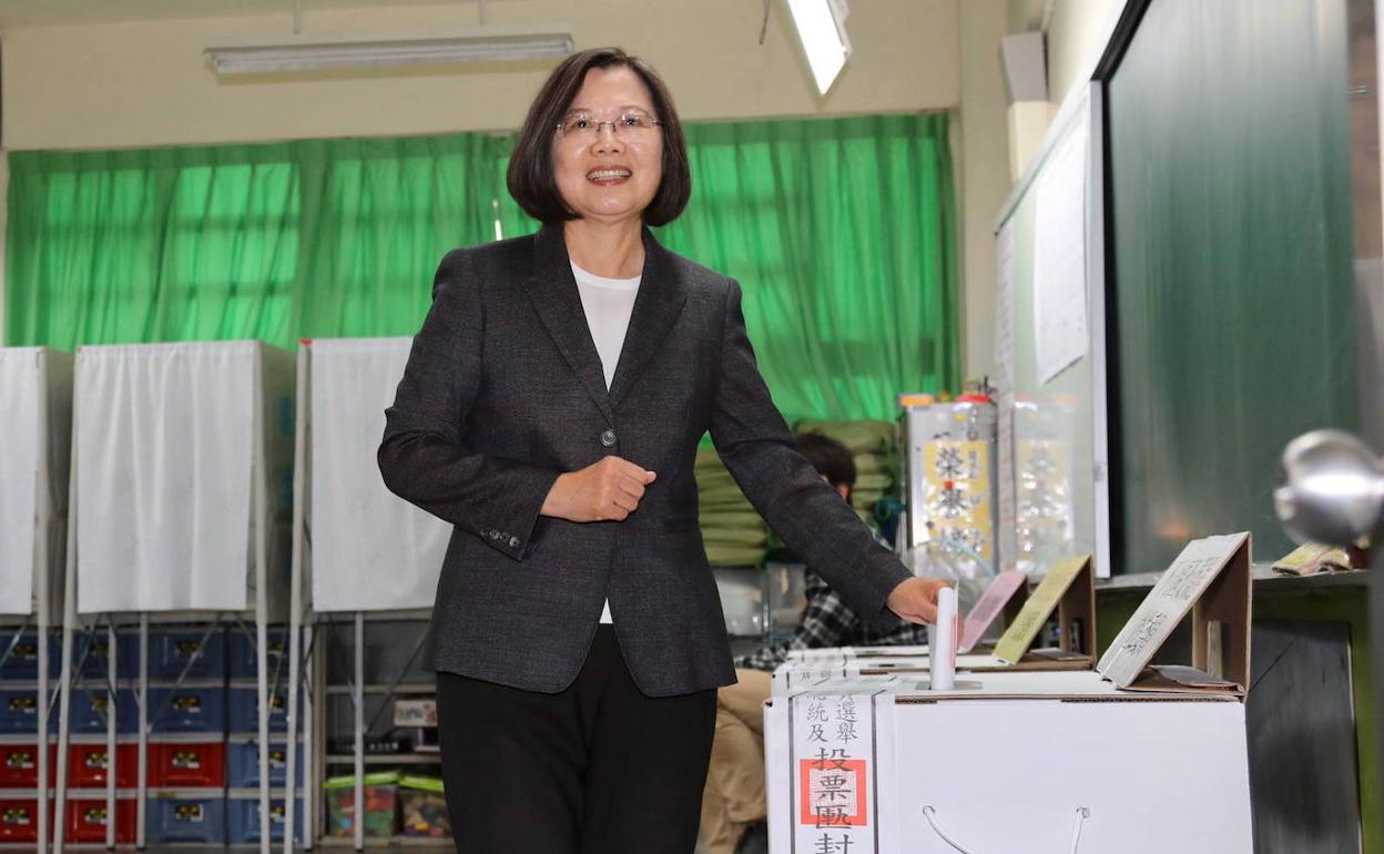 La presidenta de Taiwán, Tsai Ing-wen, tras depositar su voto en las elecciones de este sábado.