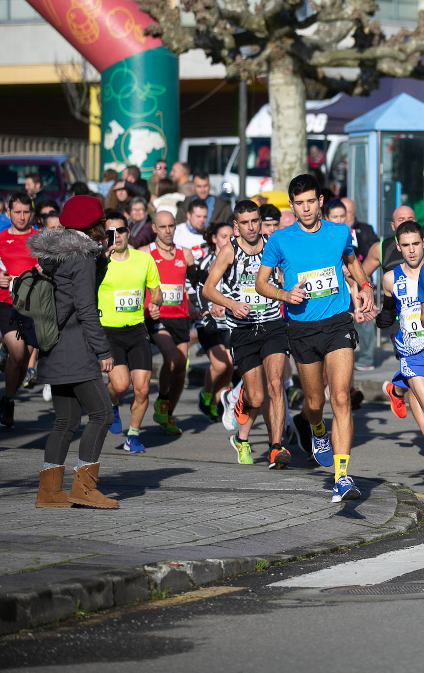 La localidad de Vega de Sariego acogió una carrera popular de siete kilómetros. 