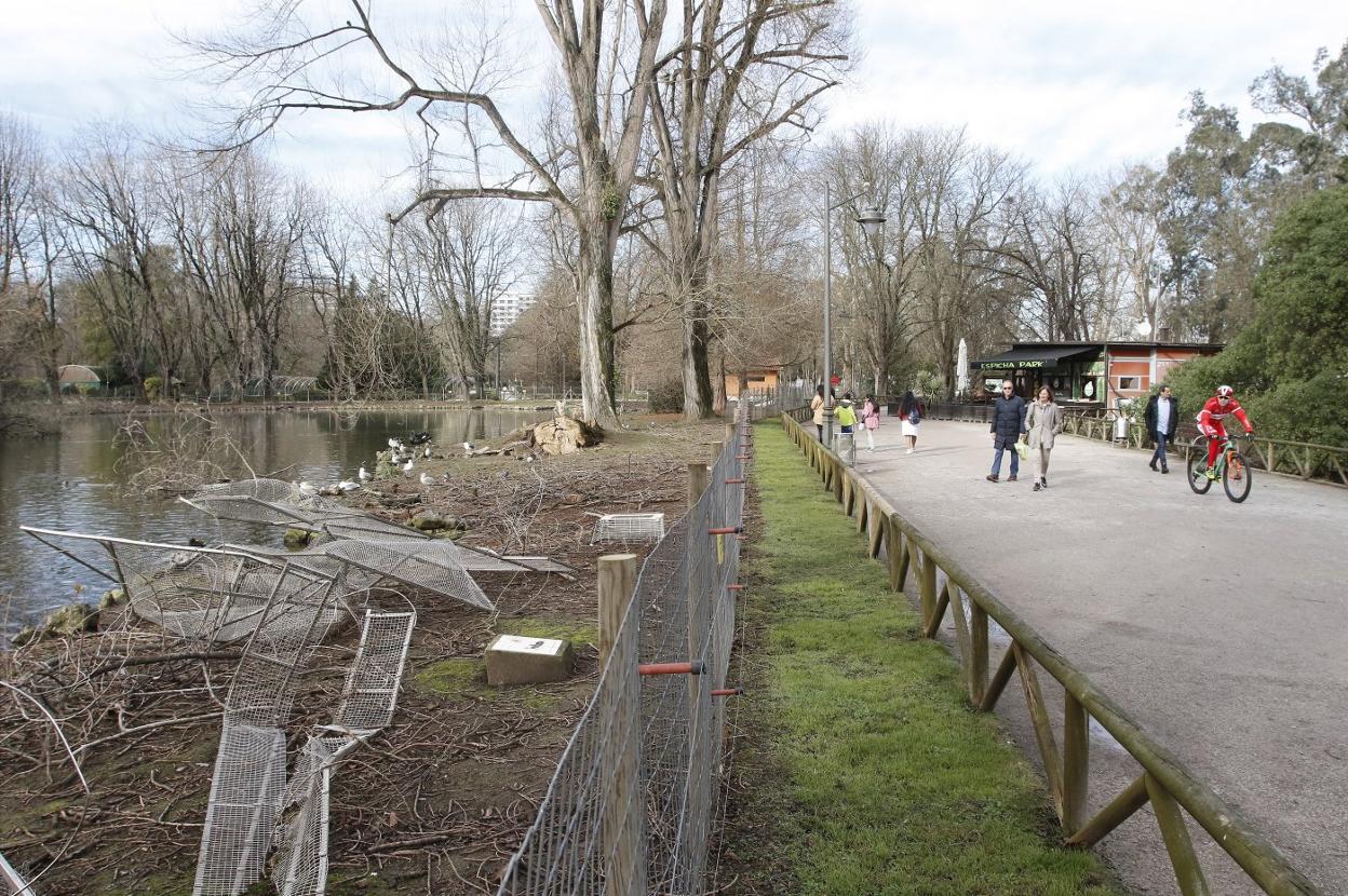 Imagen del estanque pequeño, ayer. Dragar los dos lagos costará 950.000 euros. 