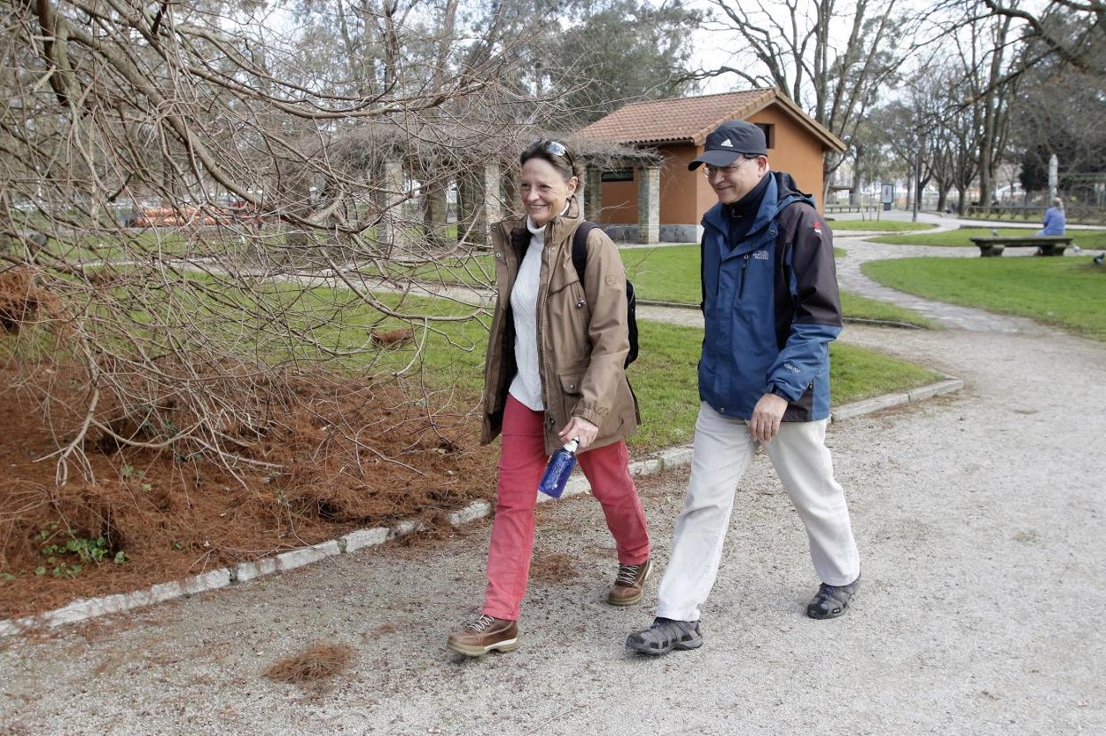 Georgina Cherta y Alfonso Martínez, en uno de sus habituales paseos por el parque. 