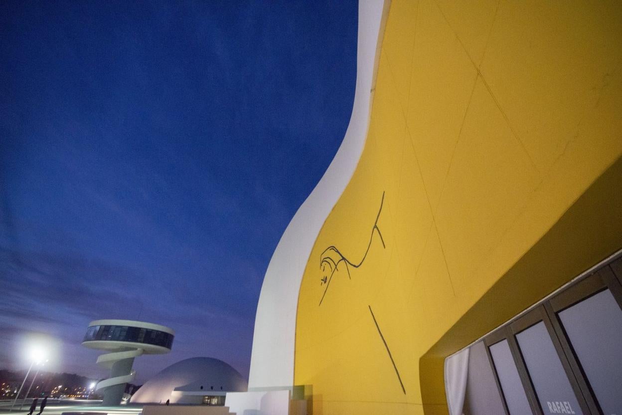 Imagen captada ayer de la majestuosidad del Centro Niemeyer que destaca el periódico estadounidense. 