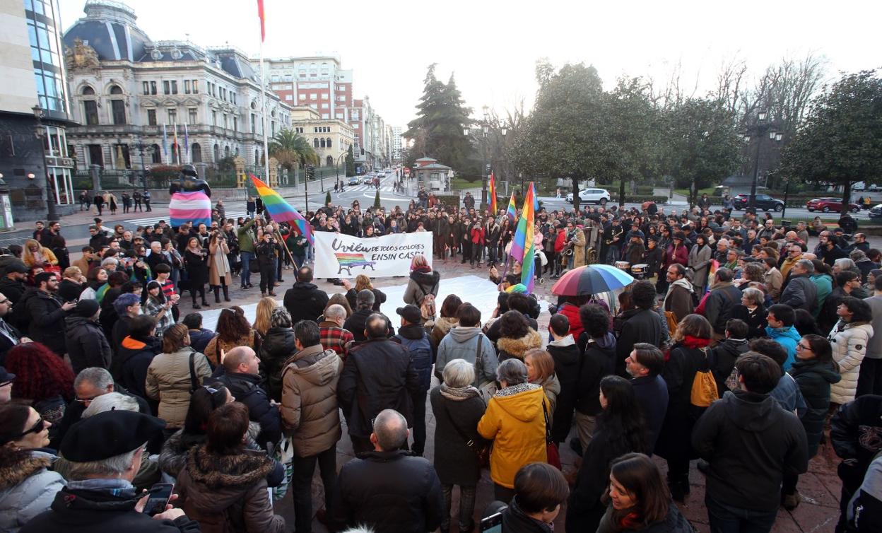 Alrededor de trescientas personas se congregaron ayer en la plaza de La Escandalera. 