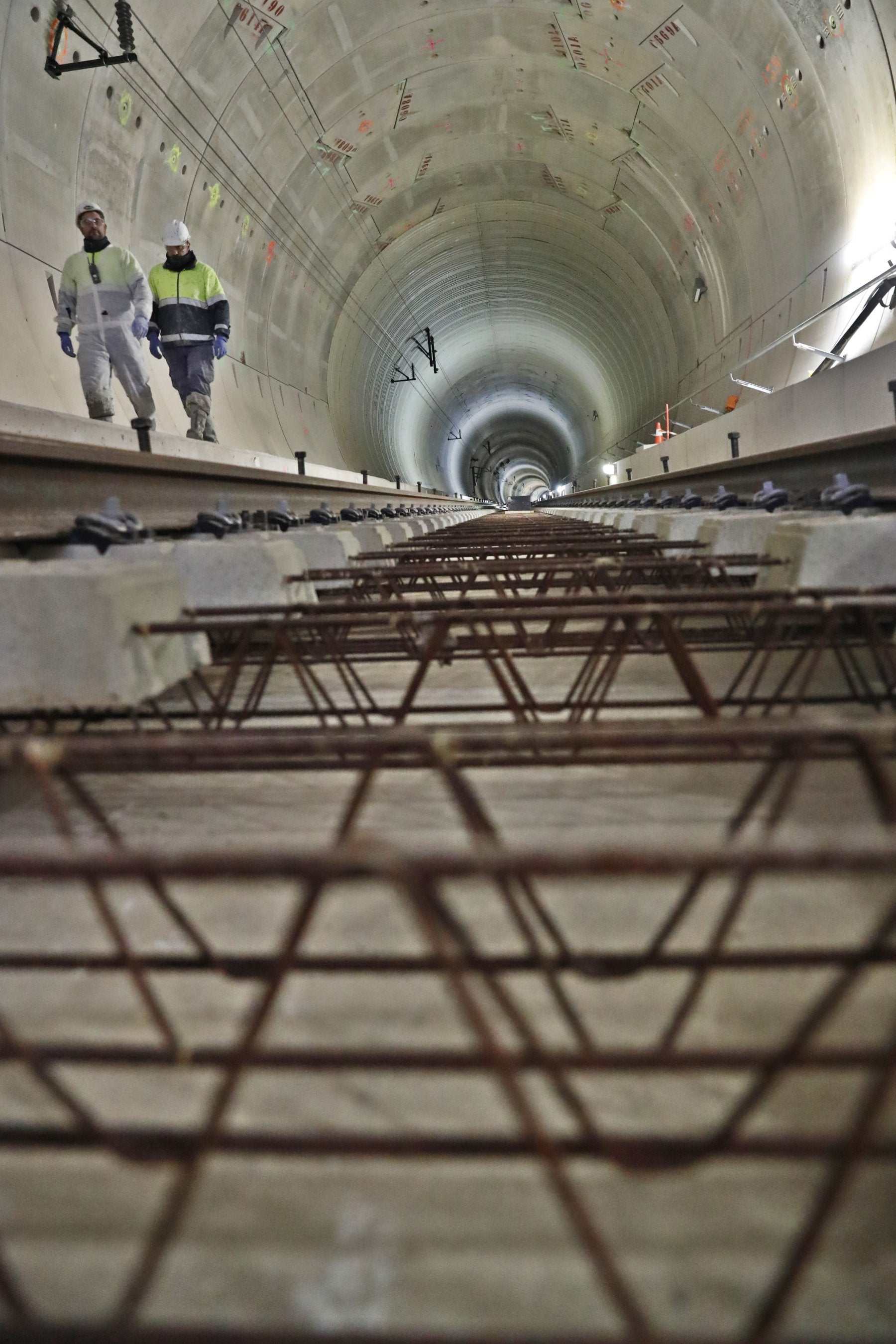 Trabajos de montaje de las vías en el interior de uno de los túneles entre Asturias y León del futuro AVE. 