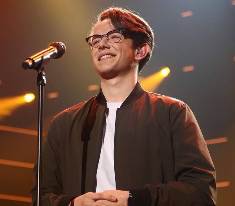 Flavio es un joven murciano de 19 años y cuenta con una extensa formación musical. Cursa el segundo año de piano en el Conservatorio Superior de Música de su ciudad natal. Compone y toca el piano, la guitarra y un poco la trompeta. 