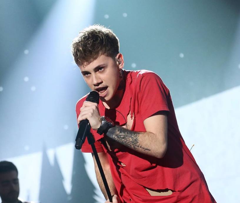 Hugo es de Córdoba y tiene 20 años. Cuenta con formación en canto, se inició en el mundo de la música con 13 años subiendo versiones de canciones a Internet y tocando la guitarra en la calle. 