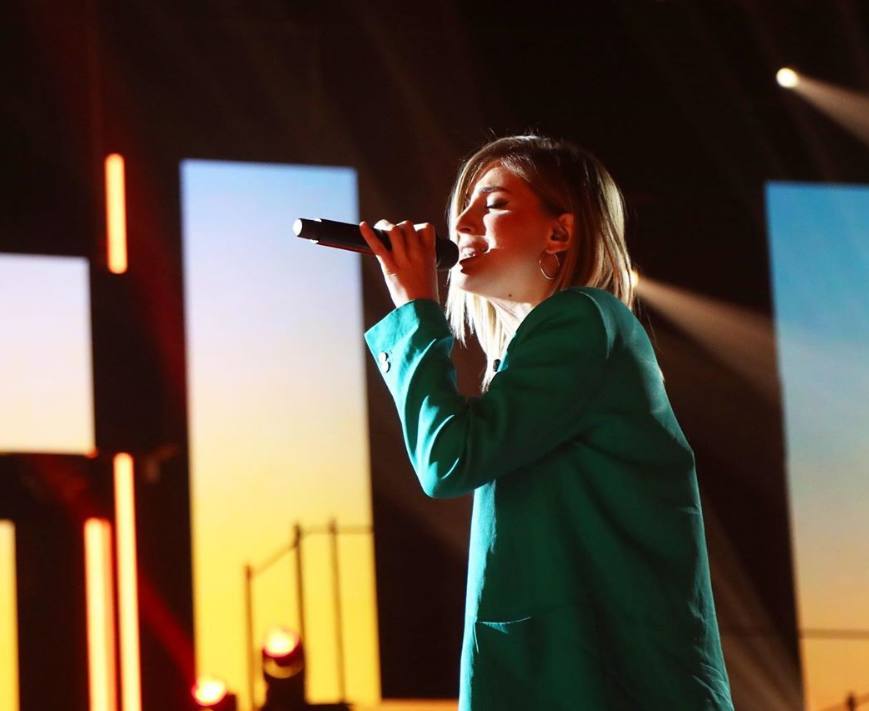 Samantha es de Beniarrés (Alicante) y tiene 25 años. Trabajaba como cantante en un hotel de Lanzarote. Cursa octavo de canto y primero de piano. Forma parte del grupo musical Cactus, que ha publicado un disco.