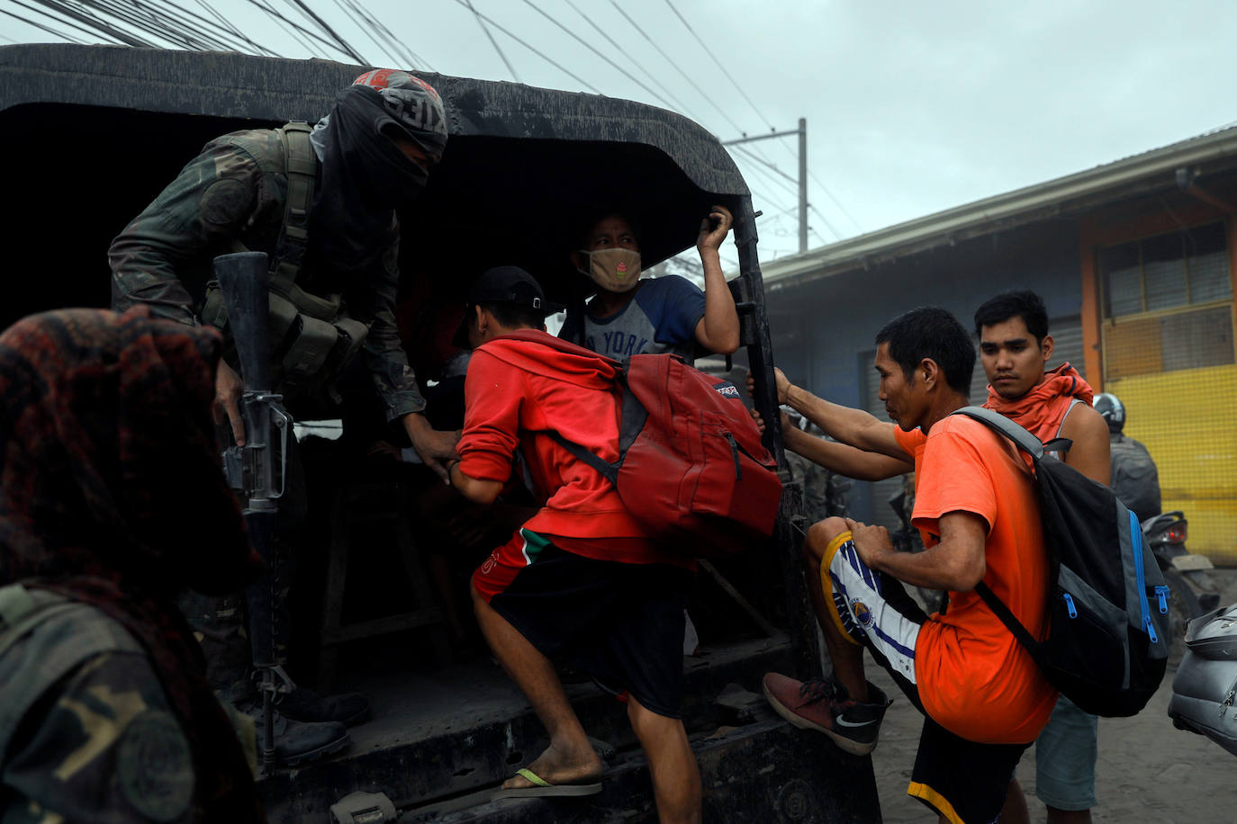 Los aeropuertos Ninoy Aquino de Manila y el de Clark reanudan sus operaciones después de que se cerraran este domingo por la falta de visibilidad ocasionada por la ceniza