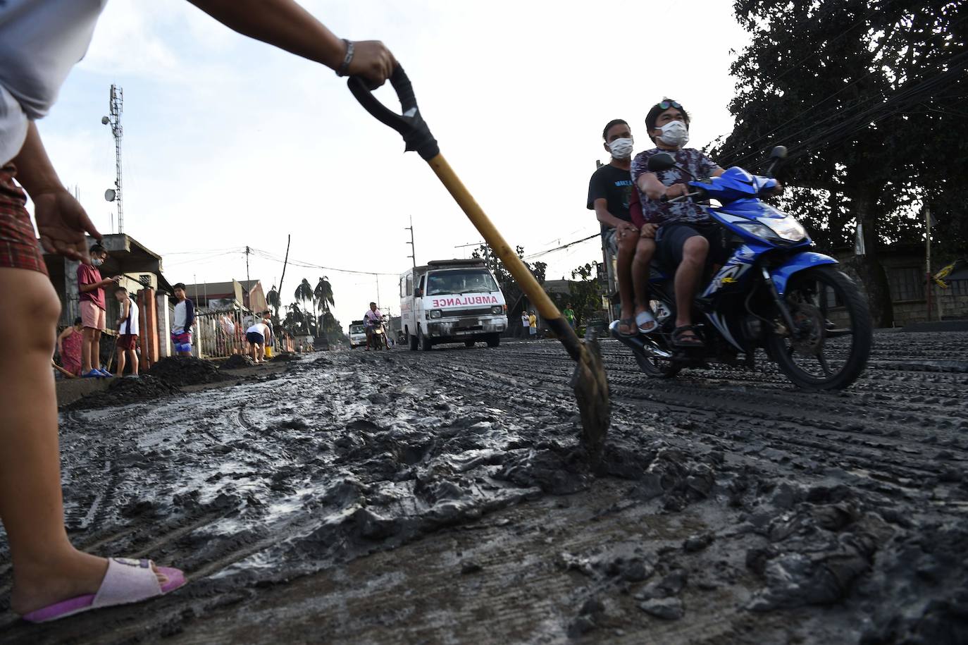 Los aeropuertos Ninoy Aquino de Manila y el de Clark reanudan sus operaciones después de que se cerraran este domingo por la falta de visibilidad ocasionada por la ceniza