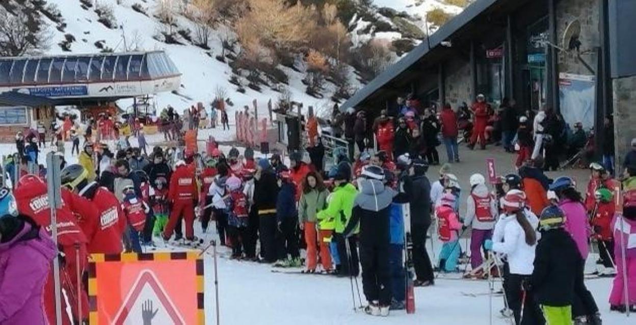 Los amantes de los deportes de invierno, ayer, en la estación allerana de Fuentes de Invierno. 