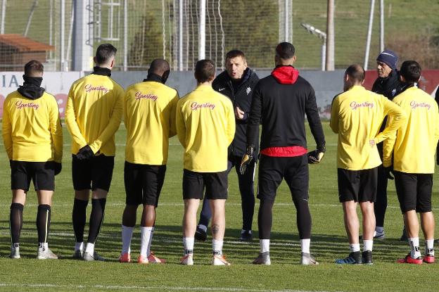 Miroslav Djukic, ayer, da indicaciones a sus jugadores al inicio del entrenamiento en Mareo. 