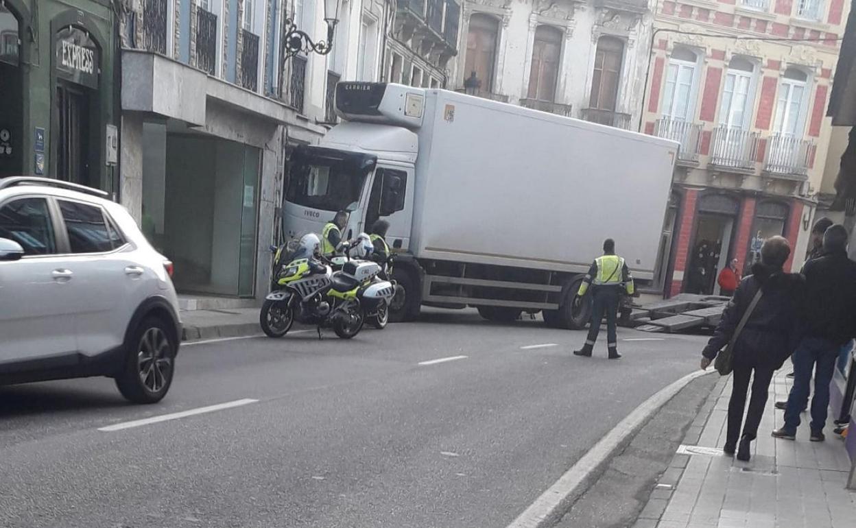 Estado en que quedó el camión tras la colisión. 