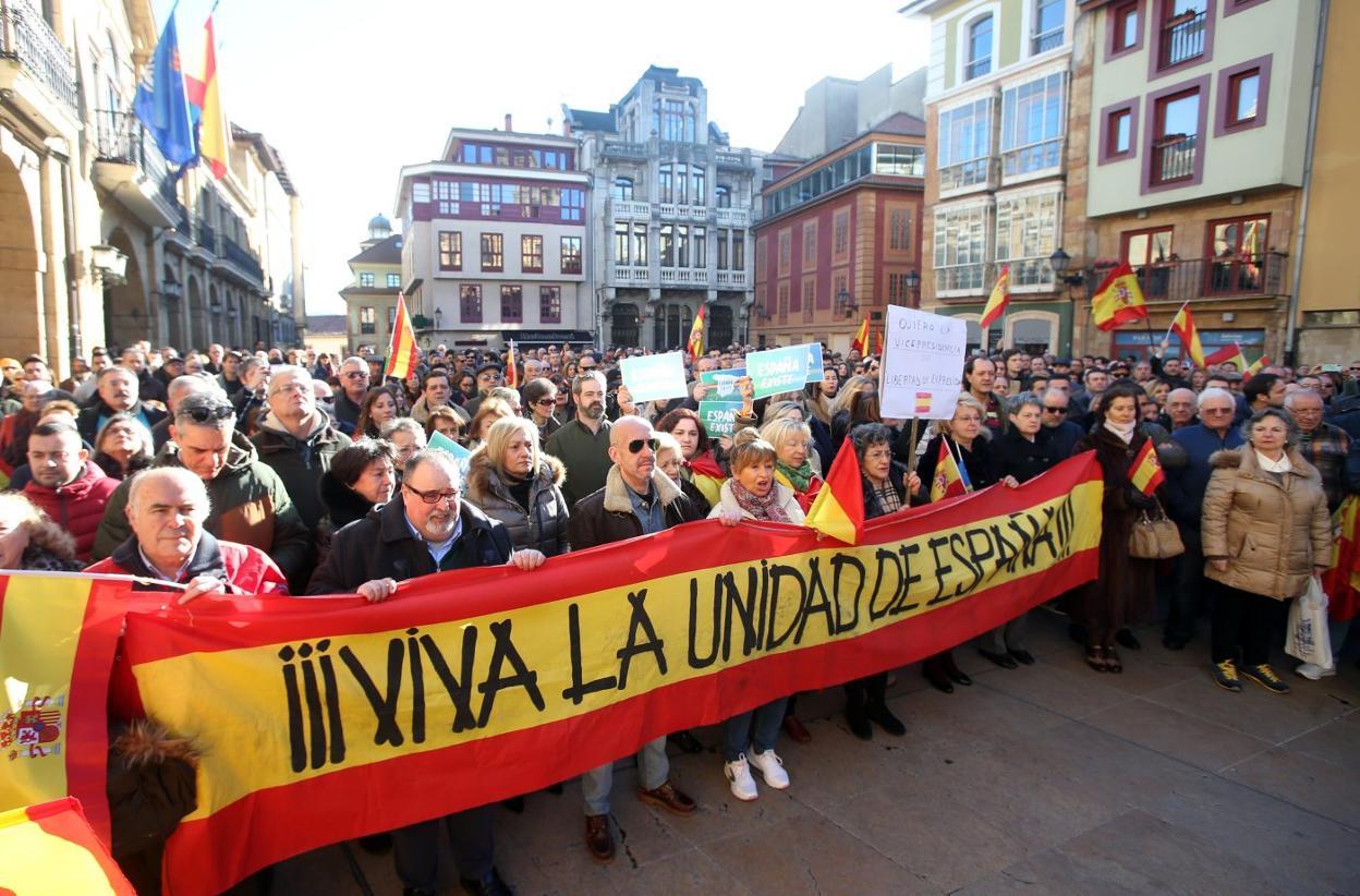 Centenares de manifestantes protestan contra el Gobierno, ayer, en la plaza del Ayuntamiento de Oviedo 