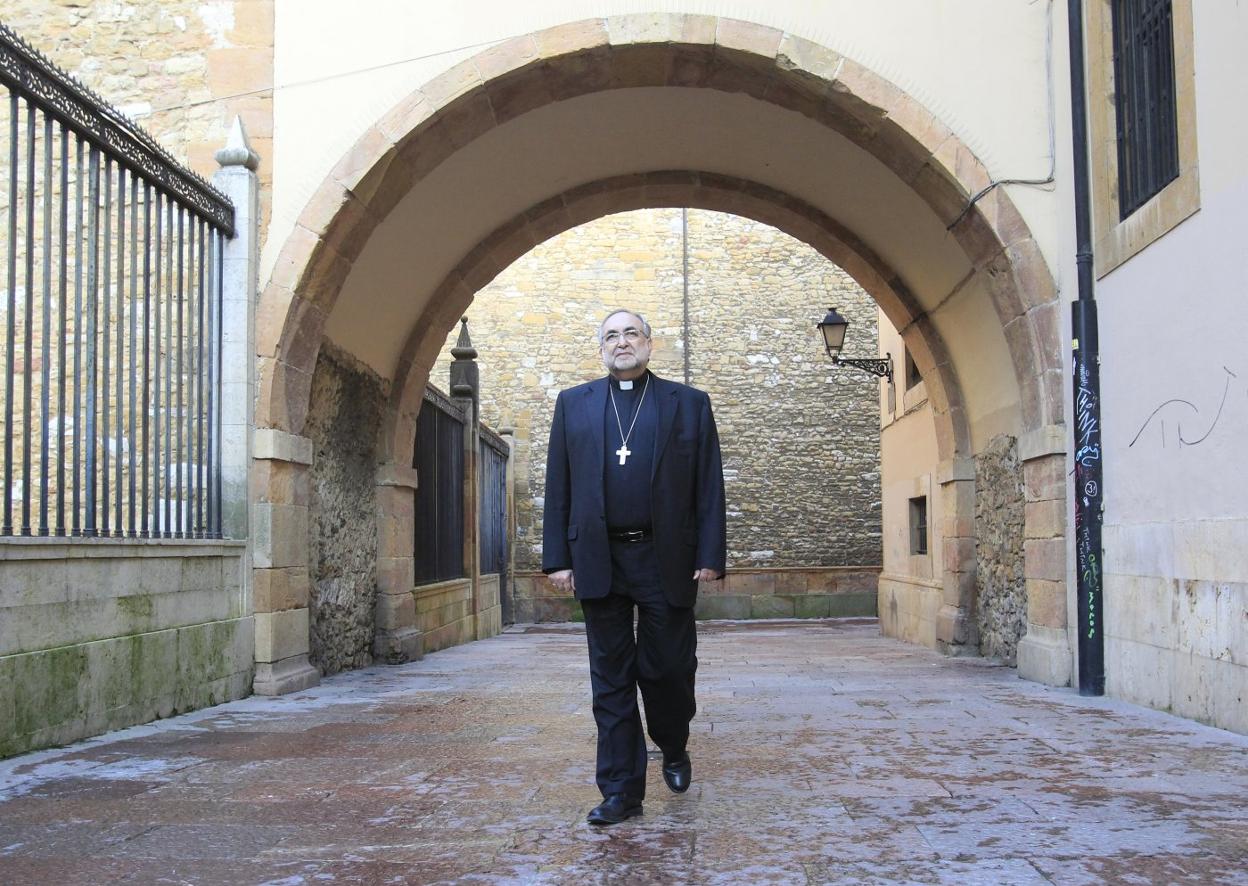 Jesús Sanz Montes camina por las inmediaciones de la catedral. 