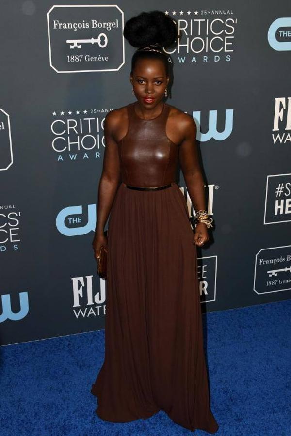 Lupita Nyong'o: La actriz Lupita Nyong'o eligió este vestido con parte superior de cuero y falda fluida en color marrón de Michael Kors.