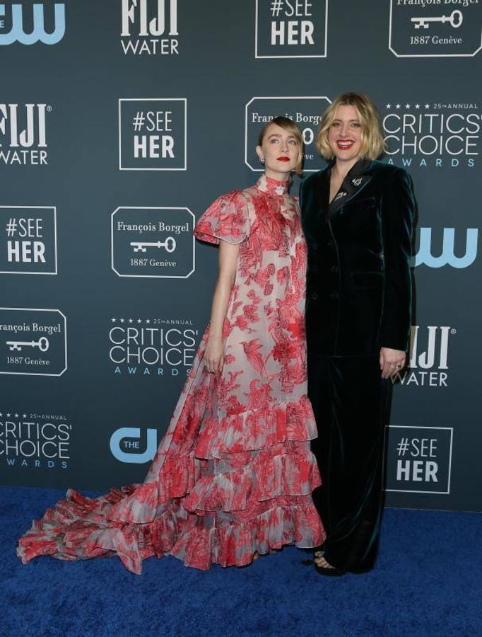 Saoirse Ronan y Greta Gerwig: Saoirse espectacular un este vestido con detalle de cola y volantes de Erdem y Greta con un acertado look de traje con terciopelo de Alberta Ferretti.