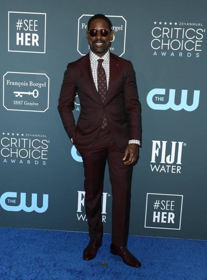 Sterling K.Brown: El actor estadounidense vistió este traje en tonos granates con camisa de cuadros grises y blancos y corbata a juego con el resto del look.