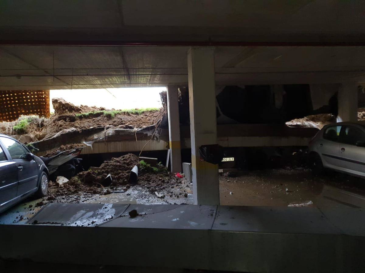 Los vecinos de la calle Tomás y Valiente tienen miedo de volver a sus casas: «Hemos estado cinco años denunciando que había filtraciones de agua en los garajes y al final pasó lo que nos temíamos»