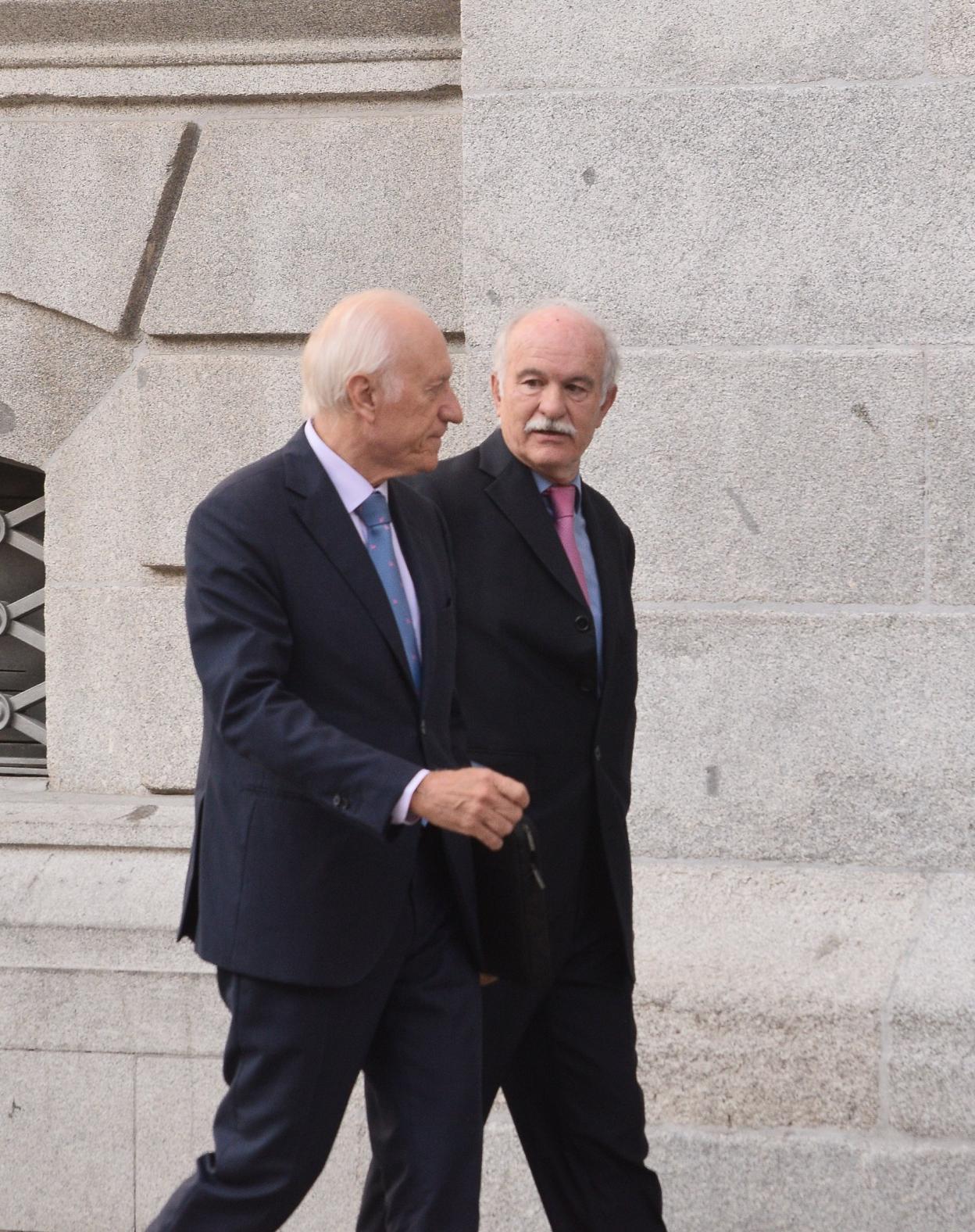 Fernando Menéndez Rexach, a la derecha, junto a su abogado, Agustín Azparren. 