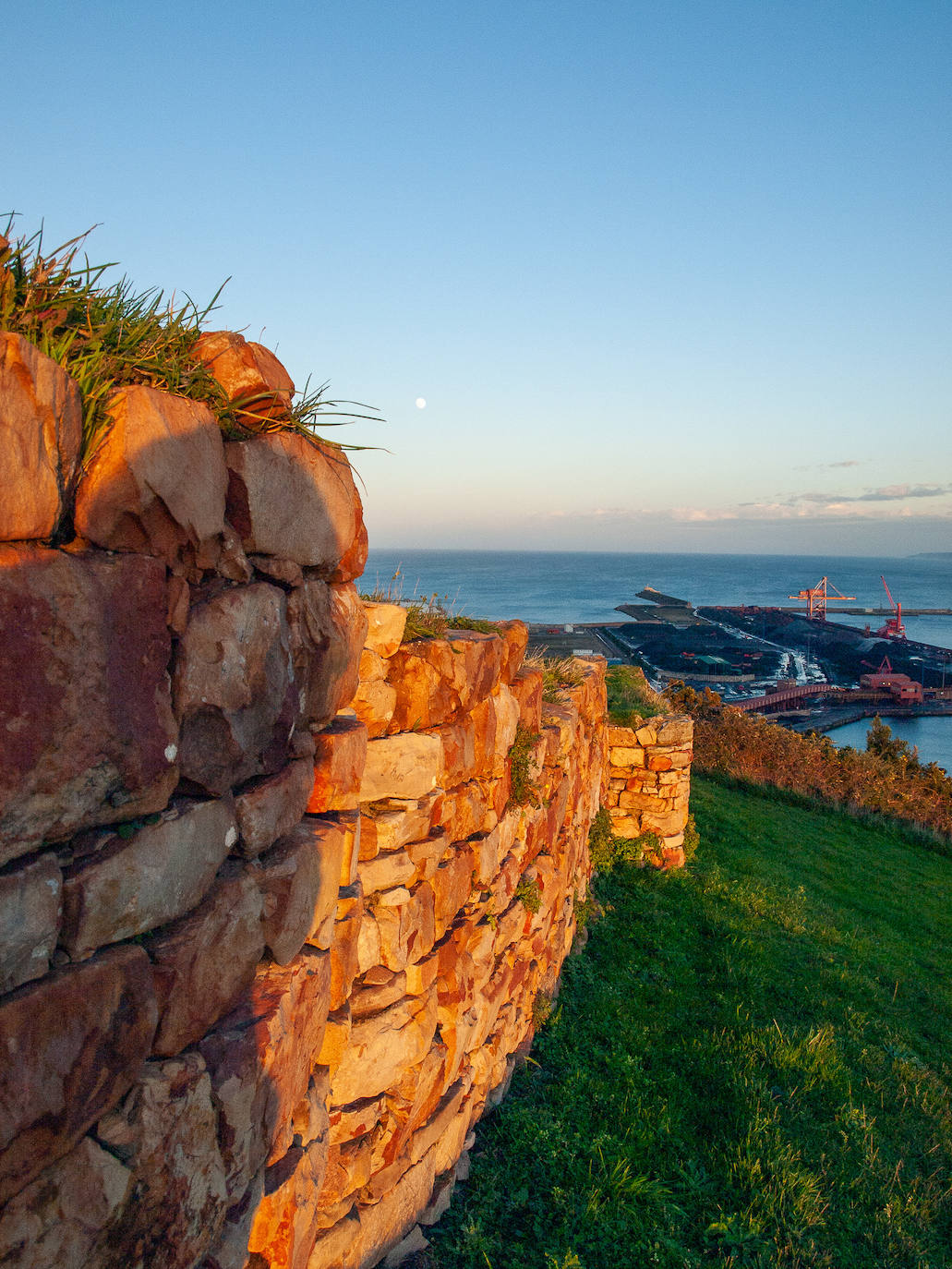 Imágenes reunidas en el concurso Arqueofoto realizado por los museos arqueológicos de Gijón con la colaboración de EL COMERCIO para difundir el patrimonio de la ciudad.