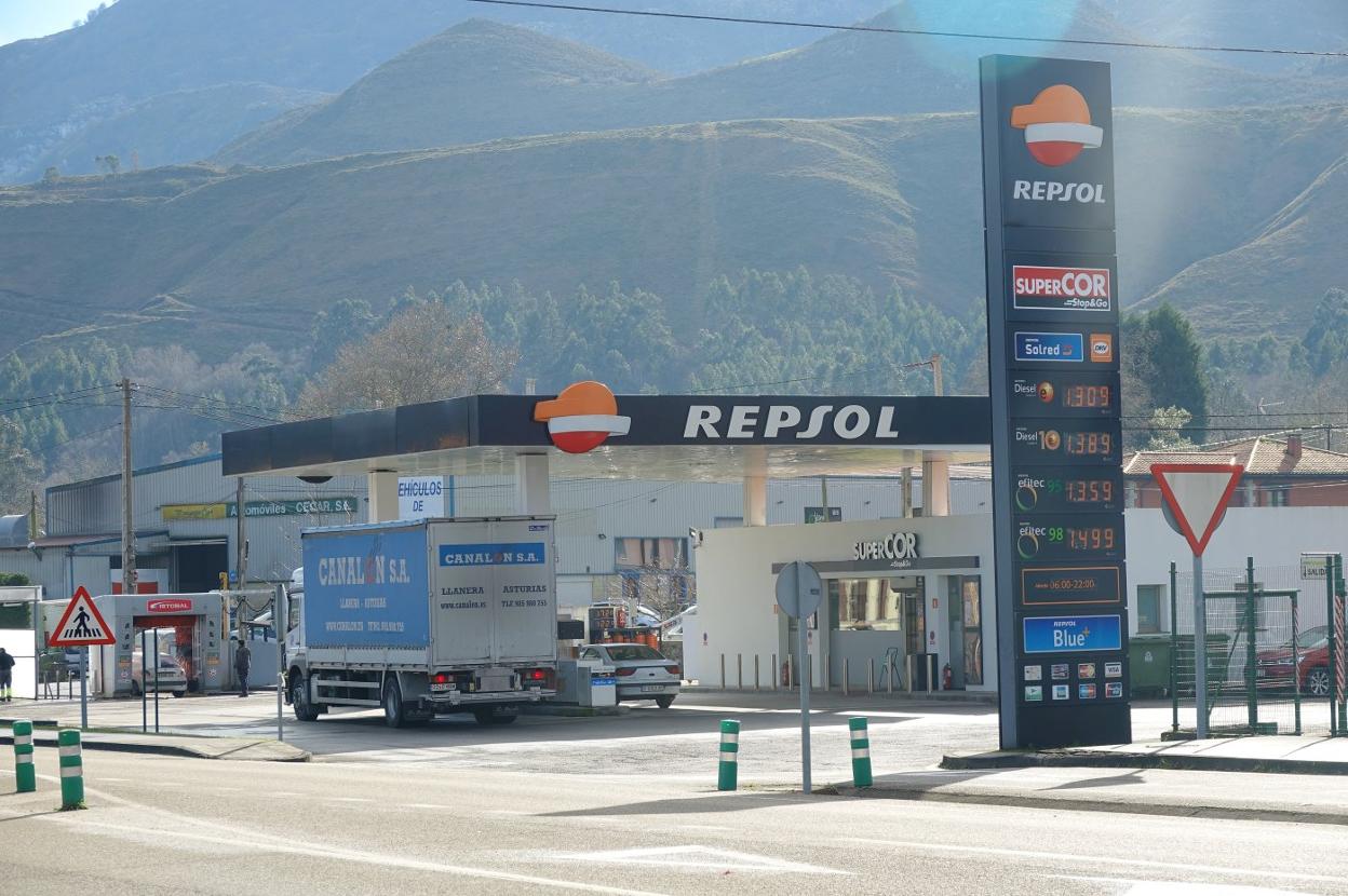 Gasolinera donde se registró el atraco, en la localidad llanisca de San Roque del Acebal. 