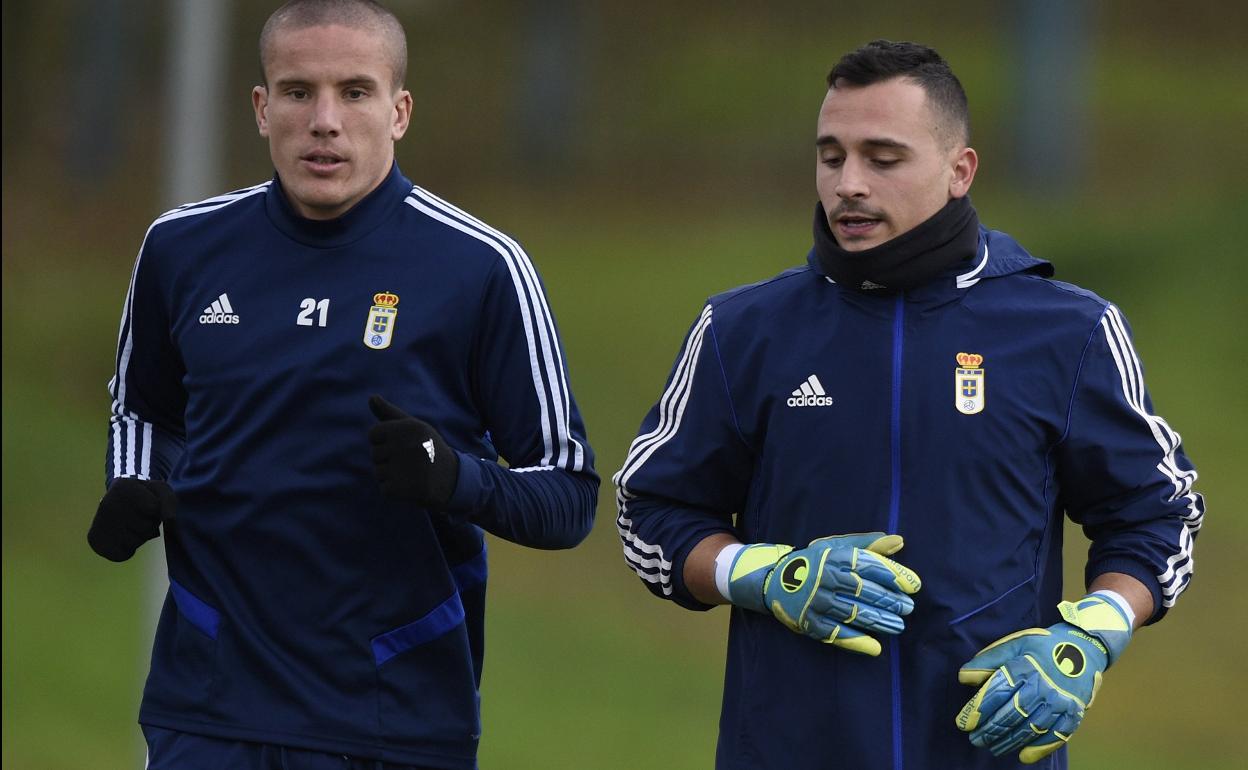 Lolo y el meta Alfonso hacen carrera por uno de los campos de El Requexon. 