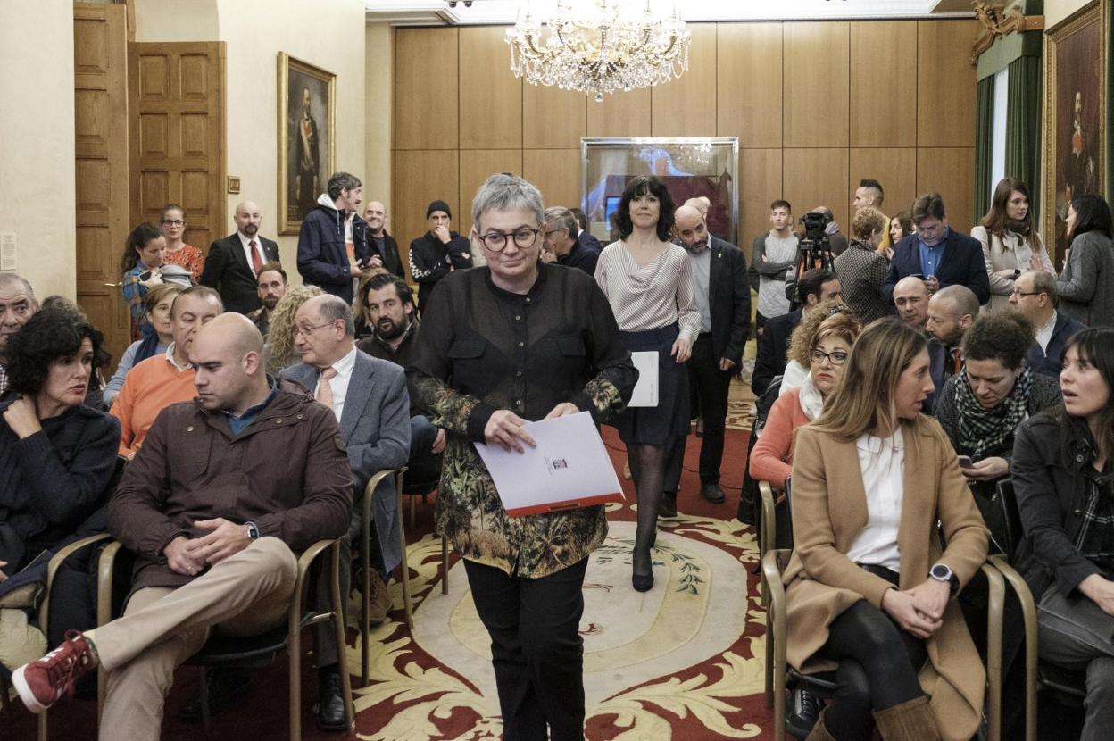 La alcaldesa, seguida de Ángela Baños y Santos Tejón, antes de la presentación del programa. 