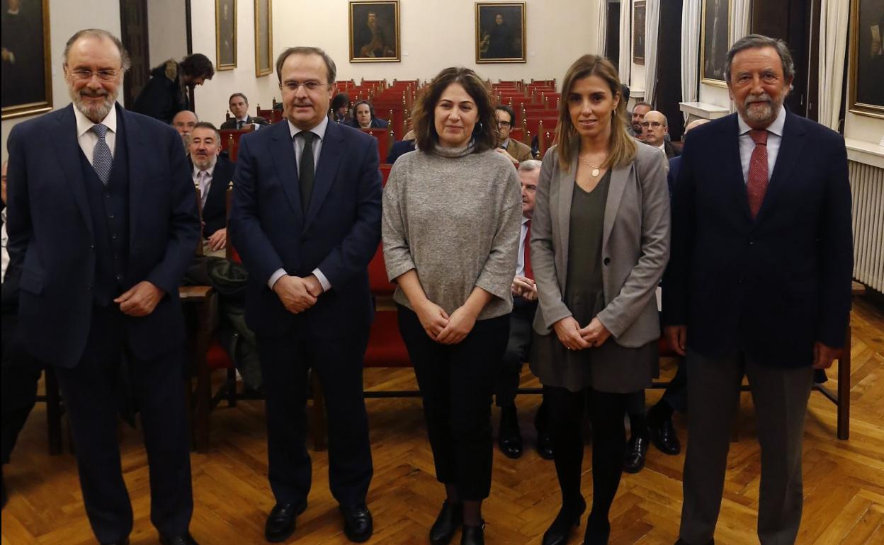 El vocal del CGPJ Álvaro Cuesta; el jurista, abogado y organizador de la jornada en el Ridea, Javier Junceda; la viceconsejera Encarnación Vicente; la magistrada Marta Huerta; y el decano de los abogados de Oviedo, Luis Carlos Albo. 