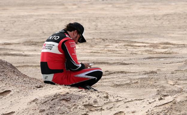 Fernando Alonso, tras su percance en la etapa.