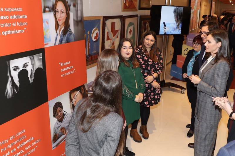 Cruz Roja Española ha organizado una jornada sobre violencia machista, en la que la reina Letizia ha podido conocer el trabajo que se realiza en la 'Casa Malva' de Gijón. 