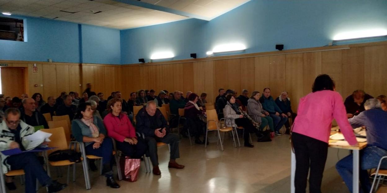 Los vecinos recogen la documentación de sus fincas. 