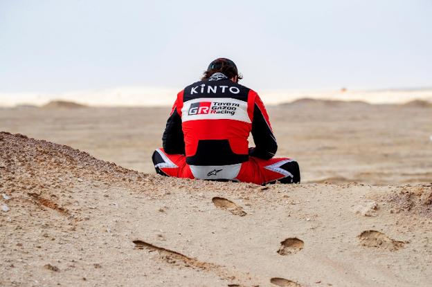 Fernando Alonso, sentado sobre la arena del desierto al término de la etapa, que fue neutralizada en el kilómetro 345. 