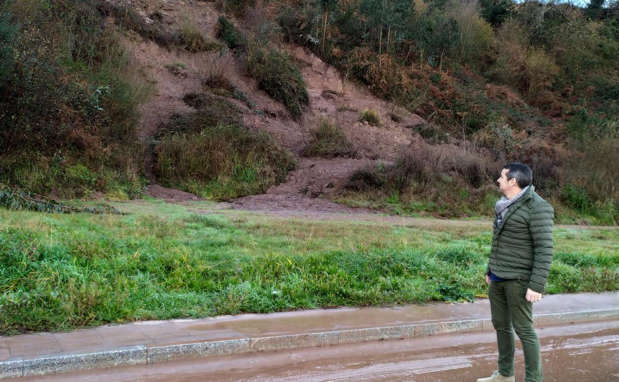 José Ángel Toyos junto al argayu de la AS-257 en La Griega. 