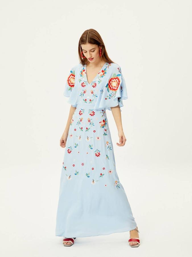 Vestido con diseño tipo mantón y bordado de flores de Mioh (133 euros).