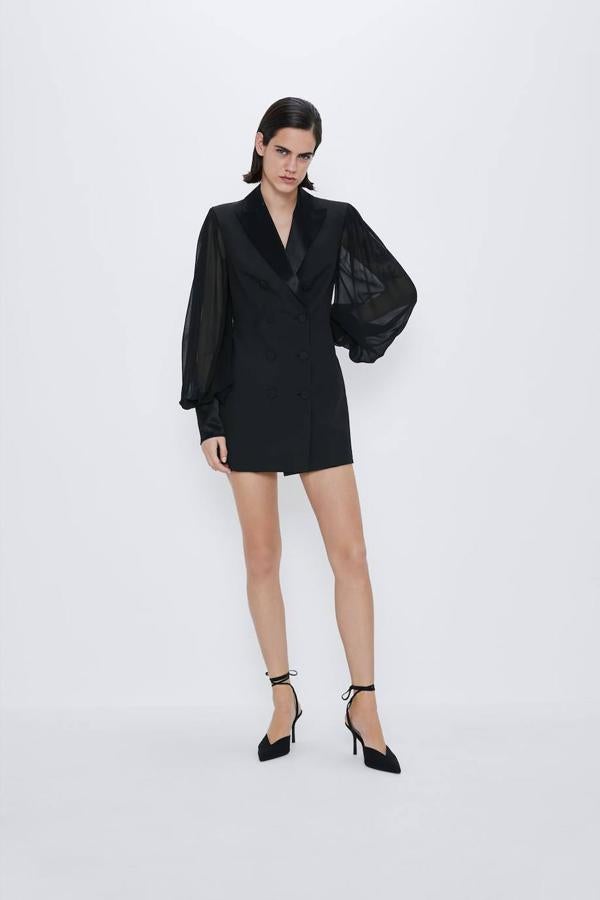 Vestido tipo blazer con mangas combinadas de Zara (19,99 euros).