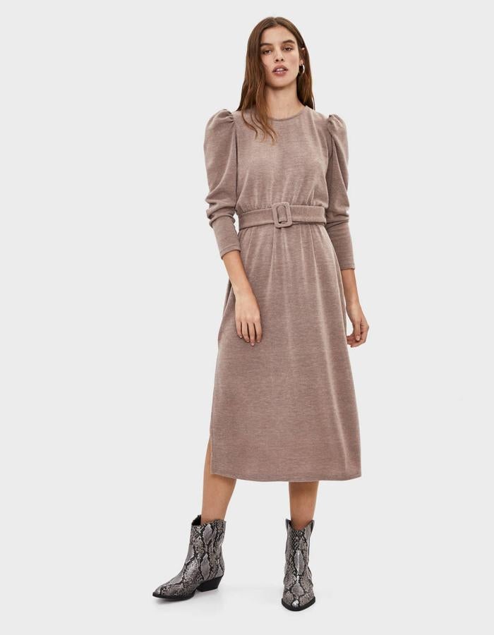 Vestido largo con cinturón y en color camel de Bershka (25,99 euros).