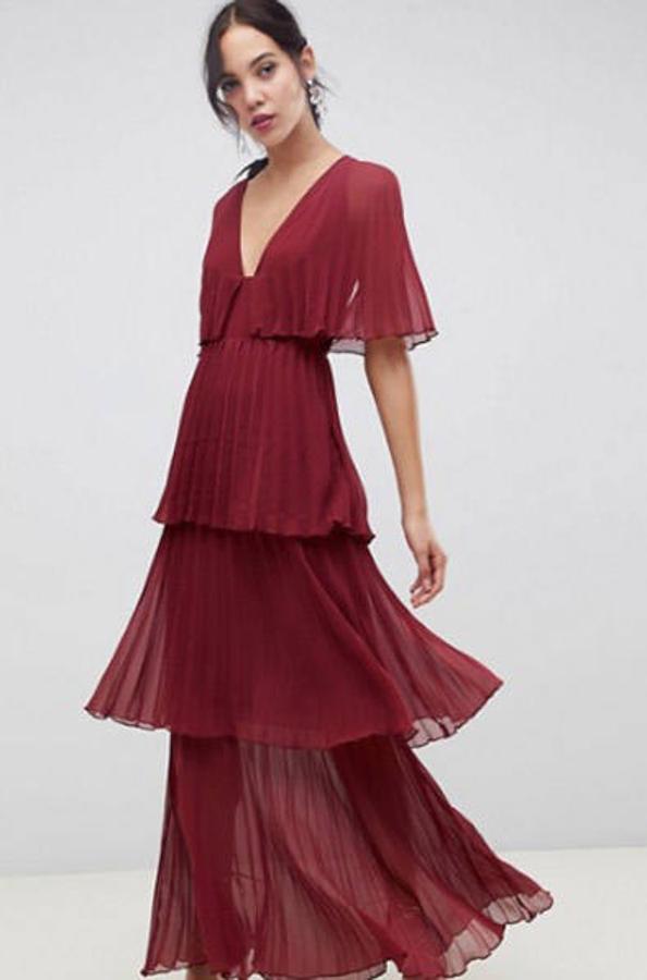 Vestido largo escalonado y con diseño plisado de Asos (49,99 euros).