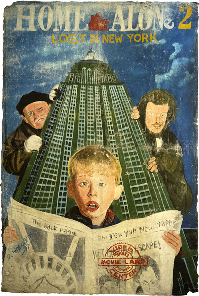 Durante las dictaduras militares africanas en los años 70 y 80, las leyes restringían la importación de grandes posters, por eso en Ghana los estuvieron haciendo a mano hasta bien entrados los años 90 y con un aire gore y extraño que no deja de sorprender