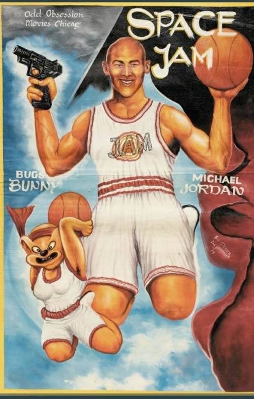 Durante las dictaduras militares africanas en los años 70 y 80, las leyes restringían la importación de grandes posters, por eso en Ghana los estuvieron haciendo a mano hasta bien entrados los años 90 y con un aire gore y extraño que no deja de sorprender