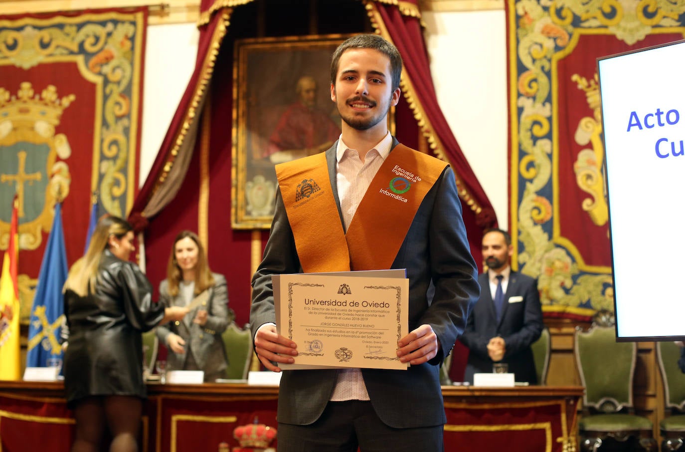 El rector de la Universidad de Oviedo, Santiago García Granda, presidió el acto académico en el Paraninfo del Edificio Histórico