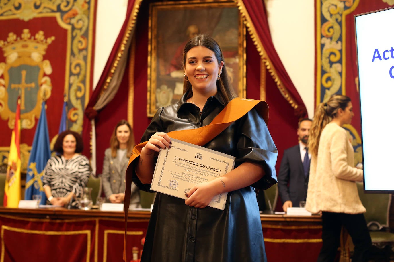 El rector de la Universidad de Oviedo, Santiago García Granda, presidió el acto académico en el Paraninfo del Edificio Histórico