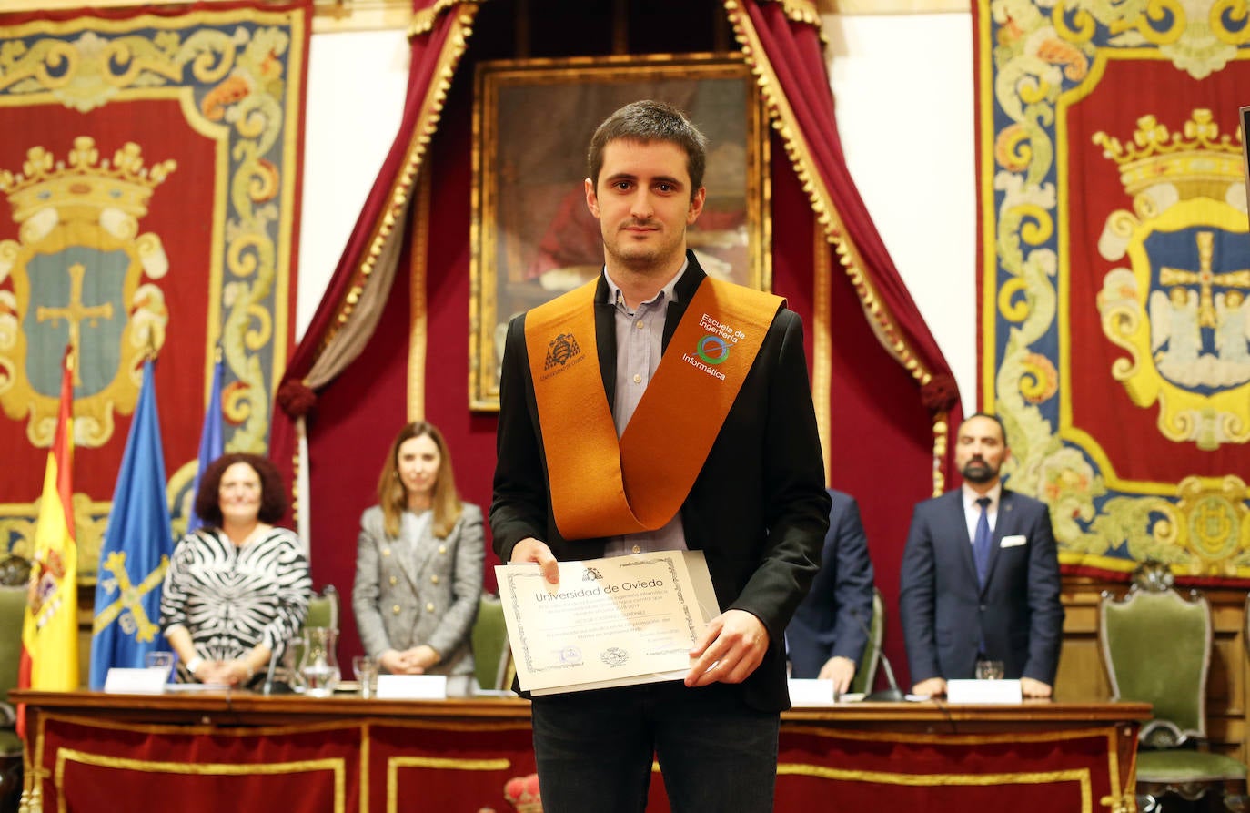 El rector de la Universidad de Oviedo, Santiago García Granda, presidió el acto académico en el Paraninfo del Edificio Histórico