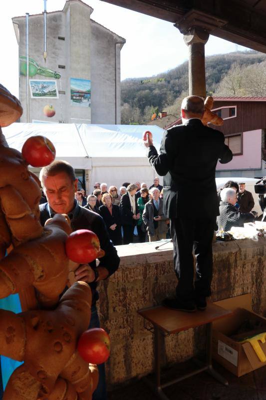 La localidad morciniega de La Foz ha celebrado este viernes la fiesta de San Antón. Los vecinos han sacado en procesión la imagen del Santo, para después proceder a la entrega de premios del concurso internacional de elaboración de casadielles, que este año cumple su undécima edición. 