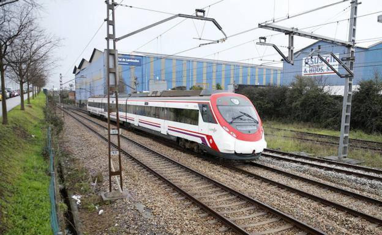 Agrede en Gijón a un agente tras obligar a detenerse a un tren al ir caminando por la vía