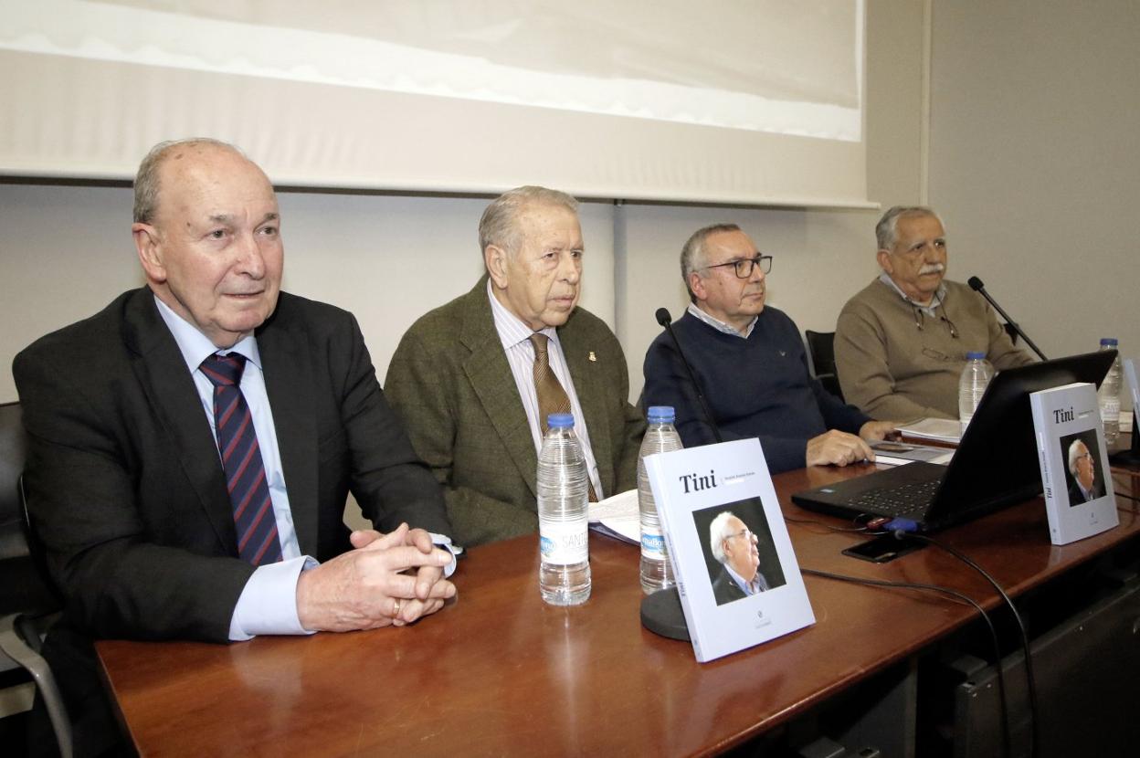 Enrique Pérez Rodríguez, José Manuel Fernández Suárez 'Chechu', Miguel Ángel Areces y Bernardino Pellitero, ayer, durante la presentación del libro sobre Vicente Álvarez Areces. 