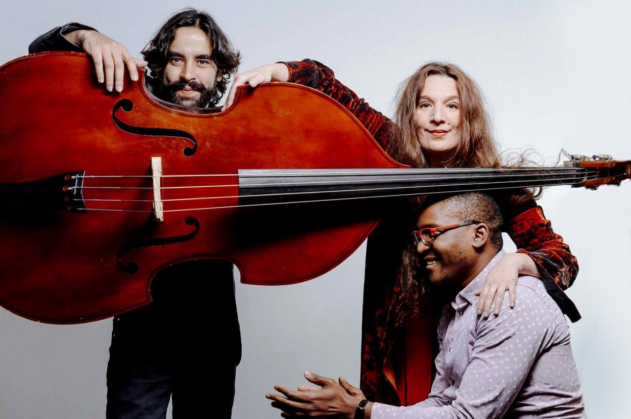 Daniel Casares, Dulce Pontes y Yelsy Heredia. 